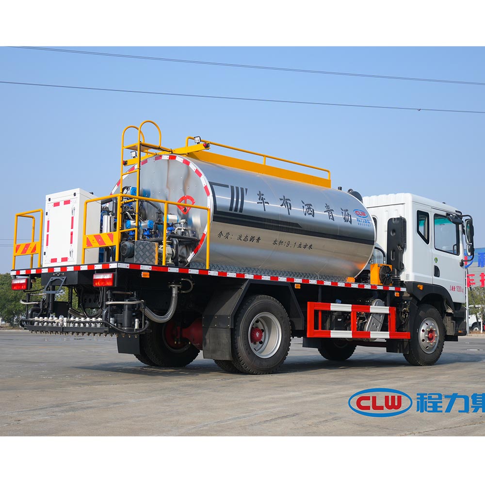 Asphalt distributor truck